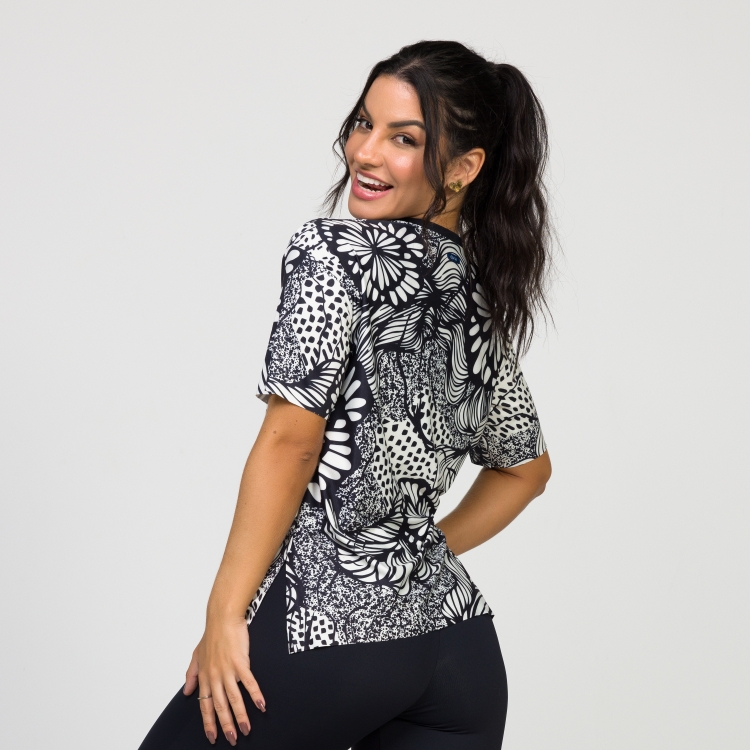 T-Shirt Alongada Estampa Nanquim